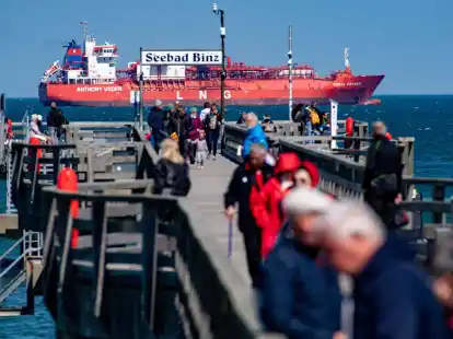 Ein LNG-Shuttle-Tanker liegt vor der K&uuml;ste der Insel R&uuml;gen. Landeswirtschaftsminister Meyer zufolge sollen im Hafen von Mukran zwei sogenannte Regasifizierungseinheiten festmachen.