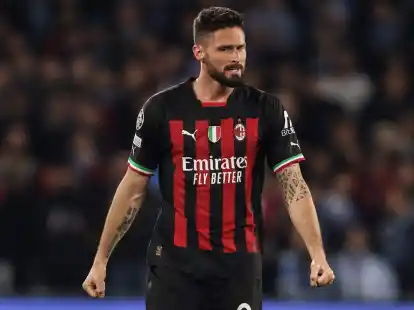 Mailands Olivier Giroud jubelt nach seinem Tor.