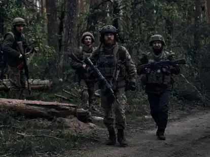 Ukrainische Soldaten gehen in der N&auml;he der russischen Stellungen in der Region Luhansk durch den Wald.