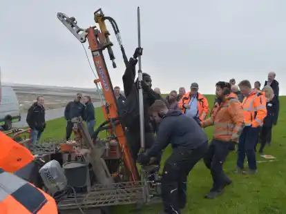 Wie sieht die Deckschicht der Norder Deiche aus? Aktuell finden westlich von Norddeich Kernbohrungen statt, um die G&uuml;te des verwendeten Kleis zu messen. Die  Fr&uuml;hjahrsdeichschau stellte der Deichacht Norden insgesamt ein gutes Zeugnis aus.