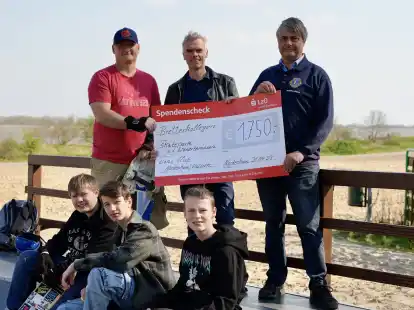 Bei der Spenden&uuml;bergabe Ingo F&ouml;hre, Georg D&uuml;rr und Peter Jelkmann (hinten, von links) sowie Jermaine Bruns, Niklas Matthias und Nico Nordbruch (vorne, von links)