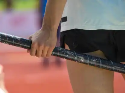 Beim Werfer- und Springertag griffen die Aktiven auch zum Arbeitsger&auml;t im Stabhochsprung.