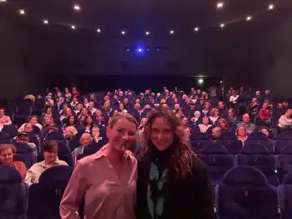 Kinobetreiberin Anja Brendel-Ellmann (links) begr&uuml;&szlig;te die aus Peheim stammende Schauspielerin Anne Ratte-Polle, die im Cine-Center Cloppenburg ihren neuen Kinofilm &bdquo;Alle wollen geliebt werden&ldquo; pers&ouml;nlich vorstellte.