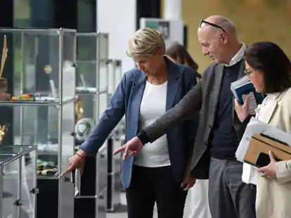Bernd Neuendorf, DFB-Pr&auml;sident (m.) fordert eine schnelle Einigung im Streit um die Fernsehlizenzen.