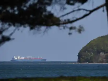 Ein LNG-Tanker liegt vor R&uuml;gens K&uuml;ste.