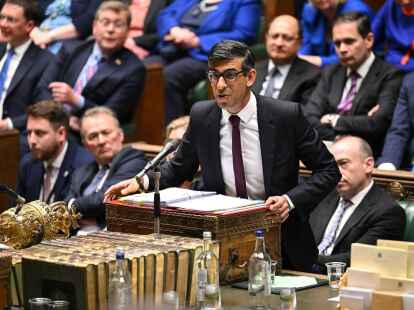 Der britische Premier Rishi Sunak muss im Unterhaus Rede und Antwort stehen.