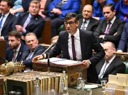 Der britische Premier Rishi Sunak muss im Unterhaus Rede und Antwort stehen.