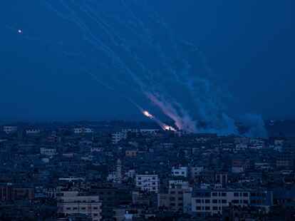 Raketen werden aus dem Gazastreifen in Richtung Israel abgefeuert.