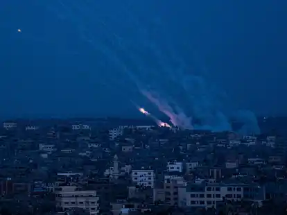 Raketen werden aus dem Gazastreifen in Richtung Israel abgefeuert.