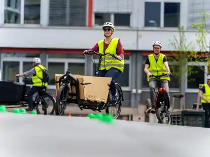 Madeleine von Behren f&auml;hrt mit ihrem Lastenrad durch den Slalomparcours.