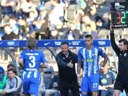 Davie Selke (r) spielte im Jahr 2019 noch unter Trainer Pal Dardai f&uuml;r die Berliner Hertha.