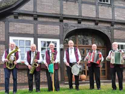 Trafen sich f&uuml;r ein letztes gemeinsames Foto: Die &bdquo;Treek-Sood-Musikanten&ldquo; haben sich aufgel&ouml;st: (von links) Werner Sch&uuml;tte, Hans Schr&ouml;der, Enno Spark, Alfred Kruse, Herbert Mahlstedt, Helmut Juretschke, Heino Stolle und Claus St&ouml;ver.