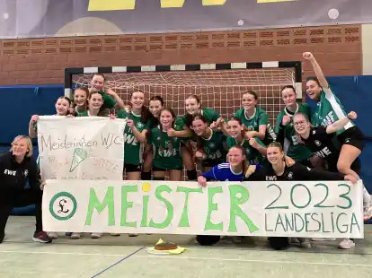 Meisterfeier: Silke Prante (links) mit ihrem erfolgreichen C-Jugend-Team