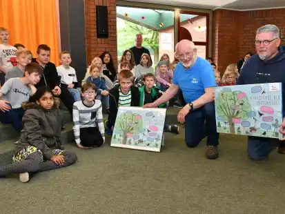Stunde der Gartenv&ouml;gel: An der Grundschule Bookholzberg infomierte die  Nabu-Ortsgruppe Ganderkesee, vertreten durch Hans Fingerhut und Hartmut K&ouml;ster (vorn, von links), Sch&uuml;ler anl&auml;sslich der Vogelz&auml;hlung &uuml;ber die heimische Vogelwelt.
