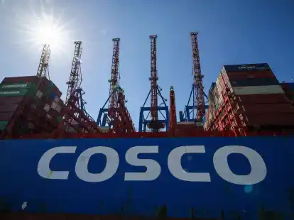 Der chinesische Staatskonzern Cosco darf 24,99 Prozent am Terminal Tollerort im Hamburger Hafen erwerben.