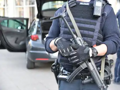 &Auml;hnlich wie auf diesem Symbolbild waren schwer bewaffnete Polizisten und Beamte des BKA am Mittwochmorgen in Norden im Einsatz, um ein mutma&szlig;liches Mitglied der Terrororganisation Hisbollah festzunehmen.