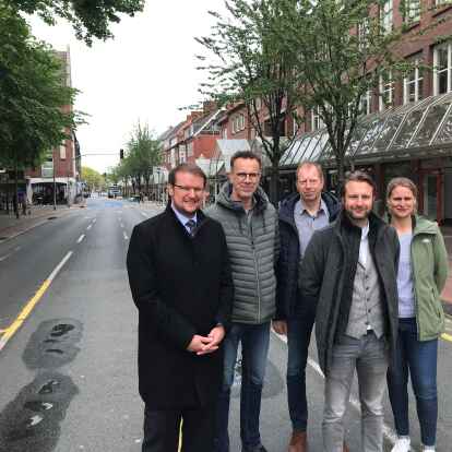 Planen mit der Neutorstra&szlig;e: Oberb&uuml;rgermeister Tim Kruithoff mit seinen Mitarbeitern Hinrich Post, Wolfgang Fecht, David Malzahn und Martje Merten.