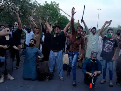 Anh&auml;nger von Imran Khan feiern auf den Stra&szlig;en von Lahore.