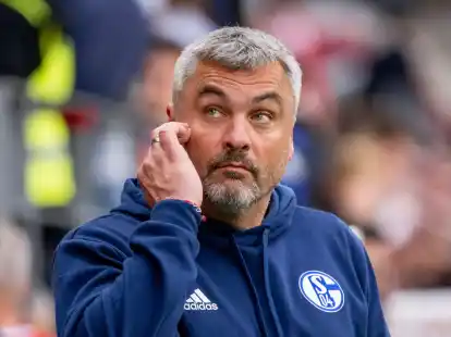 Schalkes Trainer Thomas Reis sieht in der j&uuml;ngsten Unbest&auml;ndigkeit des FC Bayern auch eine Gefahr f&uuml;r sein Team.