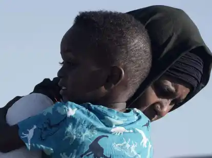 Eine Mutter mit Kind auf der Flucht:&nbsp;Im Sudan ist ein lange schwelender Machtkampf Mitte April gewaltsam eskaliert.