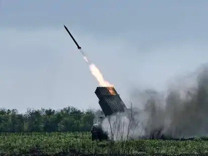 Ein Grad-Mehrfachraketenwerfer der ukrainischen Armee feuert Raketen auf russische Stellungen an der Frontlinie in der N&auml;he von Bachmut in der Region Donezk.
