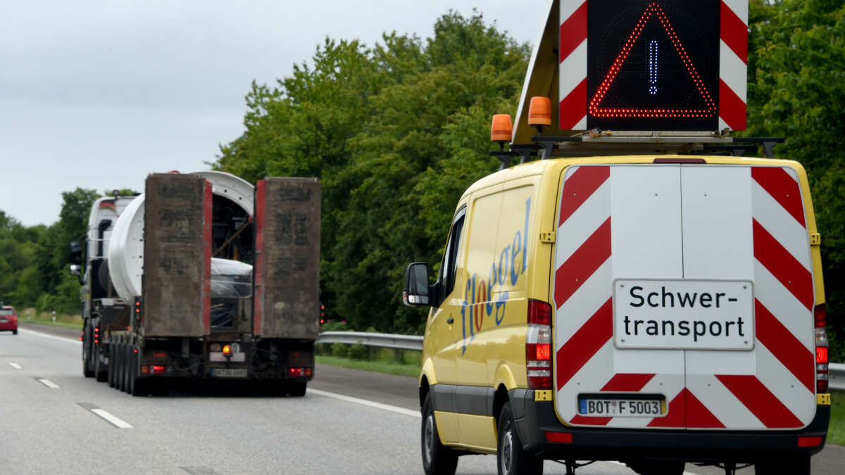 Unfall Auf Der B72 Bei Emstek: Trümmerfeld Nach Zusammenstoß Mit ...