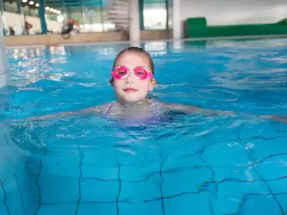 Keine Angst vor dem Wasser: Schon in der Badewanne zu Hause k&ouml;nnen Eltern einiges daf&uuml;r tun, dass sich Kinder sp&auml;ter im Schwimmbad wohlf&uuml;hlen.