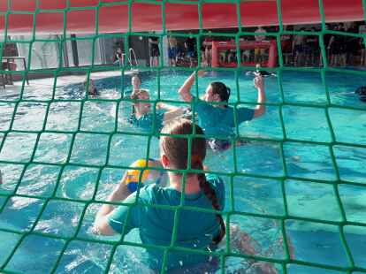 Ball gehalten, weiter geht&rsquo;s: Die Aquaballteams &bdquo;Wattloopers&ldquo; aus Pewsum waren in Ahaus einfach gut drauf.