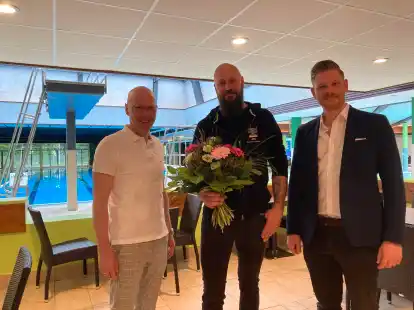 B&uuml;rgermeister Neidhard Varnhorn (links) und Badleiter Bastian Tegenkamp (rechts) begr&uuml;&szlig;ten den neuen P&auml;chter der Schwimmbad-Gastronomie, J&uuml;rgen B&uuml;ter.