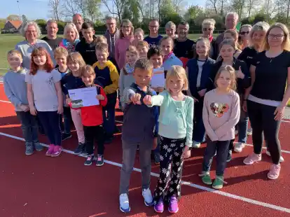 Stolze Sportskanonen: In Sande wurden jetzt die erfolgreichen Teilnehmer mit den Deutschen Sportabzeichen 2022 ausgezeichnet. Nun gehts schon wieder daraum, Punkte und Zeiten f&uuml;r das Sportabzeichen f&uuml;r dieses Jahr zu erf&uuml;llen.