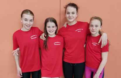 Gl&auml;nzten f&uuml;r den Heidm&uuml;hler FC beim Schwimmfest des WSSV in der Lagenstaffel: (von links) Hanna Onken, Emma K&uuml;nken, Anna Jacobs und Rieke Hartmann