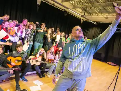 Frontmann Chris Harms von der deutschen ESC-Band Lord Of The Lost  in der deutsch-britischen St. Hildas High School.