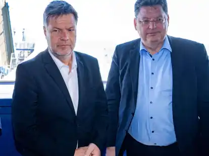 Bundeswirtschaftsminister Robert Habeck (l) trifft Mecklenburg-Vorpommerns Wirtschaftsminister Reinhard Meyer auf R&uuml;gen.