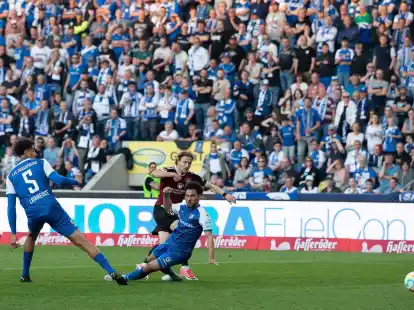 N&uuml;rnbergs Felix Lohkemper (M) schie&szlig;t sein Tor zum 2:2.