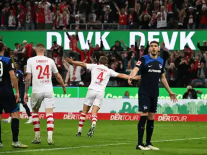 W&auml;hrend die K&ouml;lner um Torsch&uuml;tze Timo H&uuml;bers (2.v.r.) jubelten, wird es f&uuml;r Hertha BSC immer schwieriger im Kampf um den Klassenerhalt.