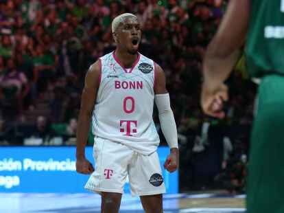 Basketball: Champions League, Unicaja M&aacute;laga - Telekom Baskets Bonn, Final Four, Halbfinale. Bonns TJ Shorts II jubelt. (zu dpa: &laquo;Bonn steht nach Sieg gegen Gastgeber Malaga im Europokal-Endspiel&raquo;)