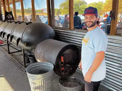 <p>Grillmeister Amir wacht beim Goldee's &uuml;ber das Feuer. </p>