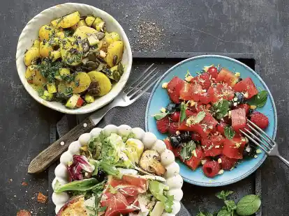 F&uuml;r den Wassermelonen-Salat (rechts) wird  eine Sch&uuml;ssel mit Heidelbeeren, geriebenem Ingwer, Abrieb und Saft von Zitrone, Honig, Oliven&ouml;l und Meersalz vorbereitet. Dann kommen  frisch gegrillte Melonenw&uuml;rfel und Minzbl&auml;tter.