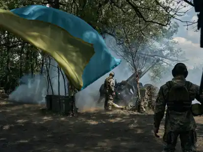Ukrainische Soldaten feuern eine Kanone in der N&auml;he von Bachmut in der Region Donezk ab.