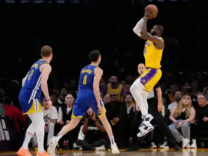 Los Angeles Lakers-Forward LeBron James (r) wirft &uuml;ber Golden State Warriors-Guard Klay Thompson (11).