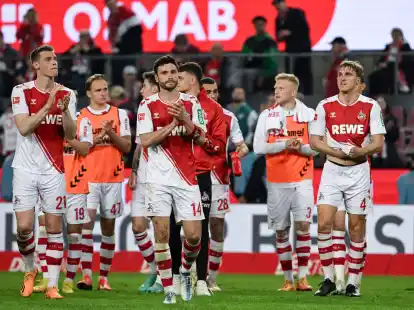 Die K&ouml;lner Spieler bedanken sich nach dem Sieg gegen Hertha BSC bei ihren Fans.