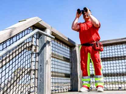 Bei der Arbeit im nordfriesischen St. Peter-Ording: Sven Guse ist Sanit&auml;ter sowie Str&ouml;mungs- und Wasserretter.