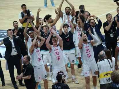 Die Spieler der Telekom Baskets Bonn feiern den Einzug ins Finale der Champions League.