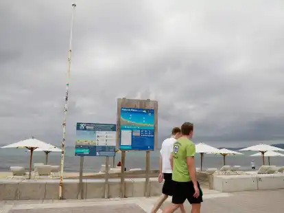 Der Flaggenmast am Strand, an dem die blaue Flagge in den vergangenen Saisons gehisst wurde.