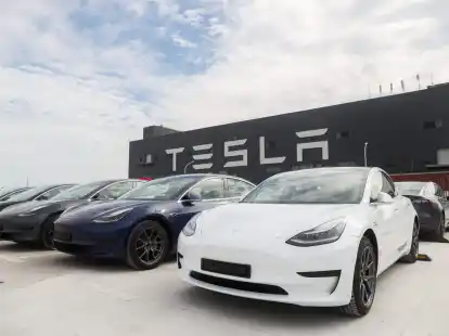 Fahrzeuge des Models 3 stehen vor der Tesla-Fabrik in Shanghai.