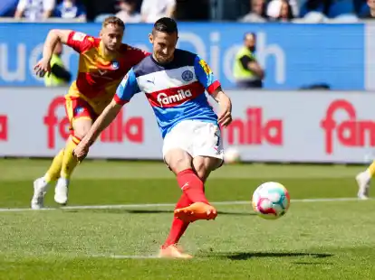 Der Kieler Steven Skrzybski traf per Strafsto&szlig; zum 1:0.