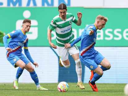 Der F&uuml;rther Lukas Petkov (M.) setzt sich gegen Lion Lauberbach (l) und Jan-Hendrik Marx durch.
