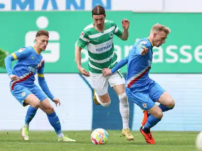 Der F&uuml;rther Lukas Petkov (M.) setzt sich gegen Lion Lauberbach (l) und Jan-Hendrik Marx durch.