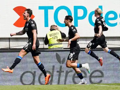 Dank Torsch&uuml;tze Janni Serra (l) jubelten die Bielefelder sp&auml;t auf dem Betzenberg.