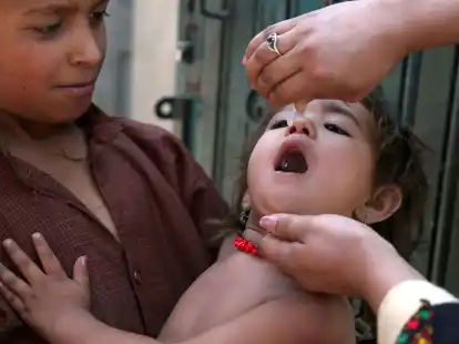 Ein afghanisches Kind wird im Rahmen einer Kampagne gegen Polio geimpft.